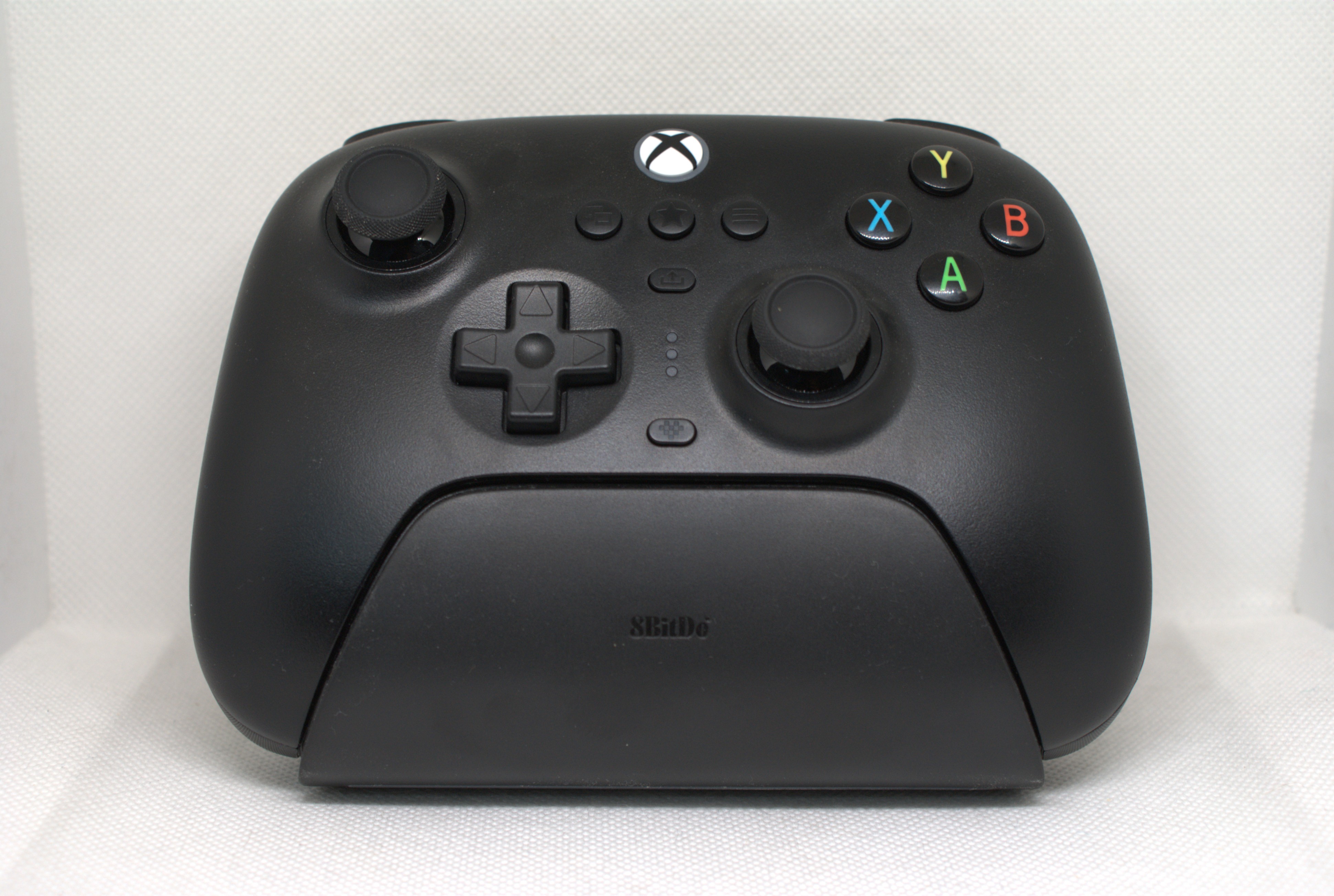 8BitDo Ultimate 3-Mode - Na docku front